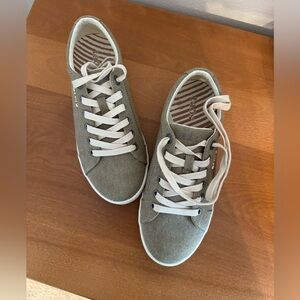 Taos Star canvas sneaker size 7.5W, khacki/tan, worn once or twice, ex cond